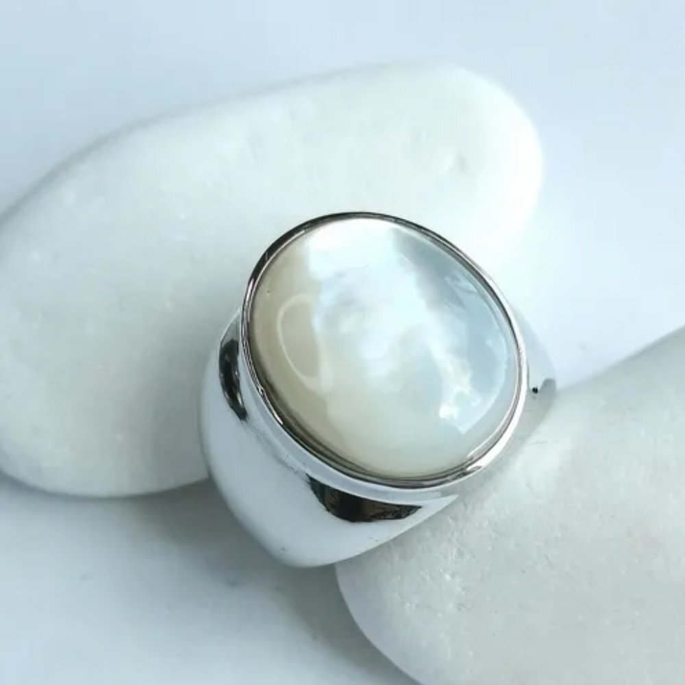 NWT summer white mother of pearl ring signet style